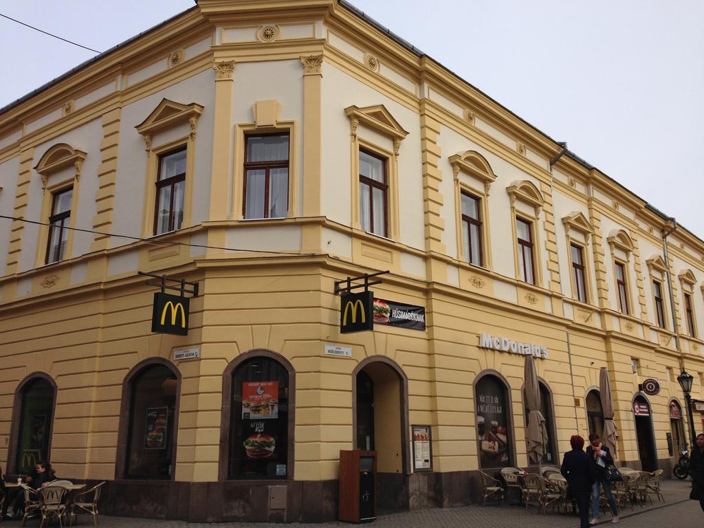 Szechenyi Apartman Eger Buitenkant foto